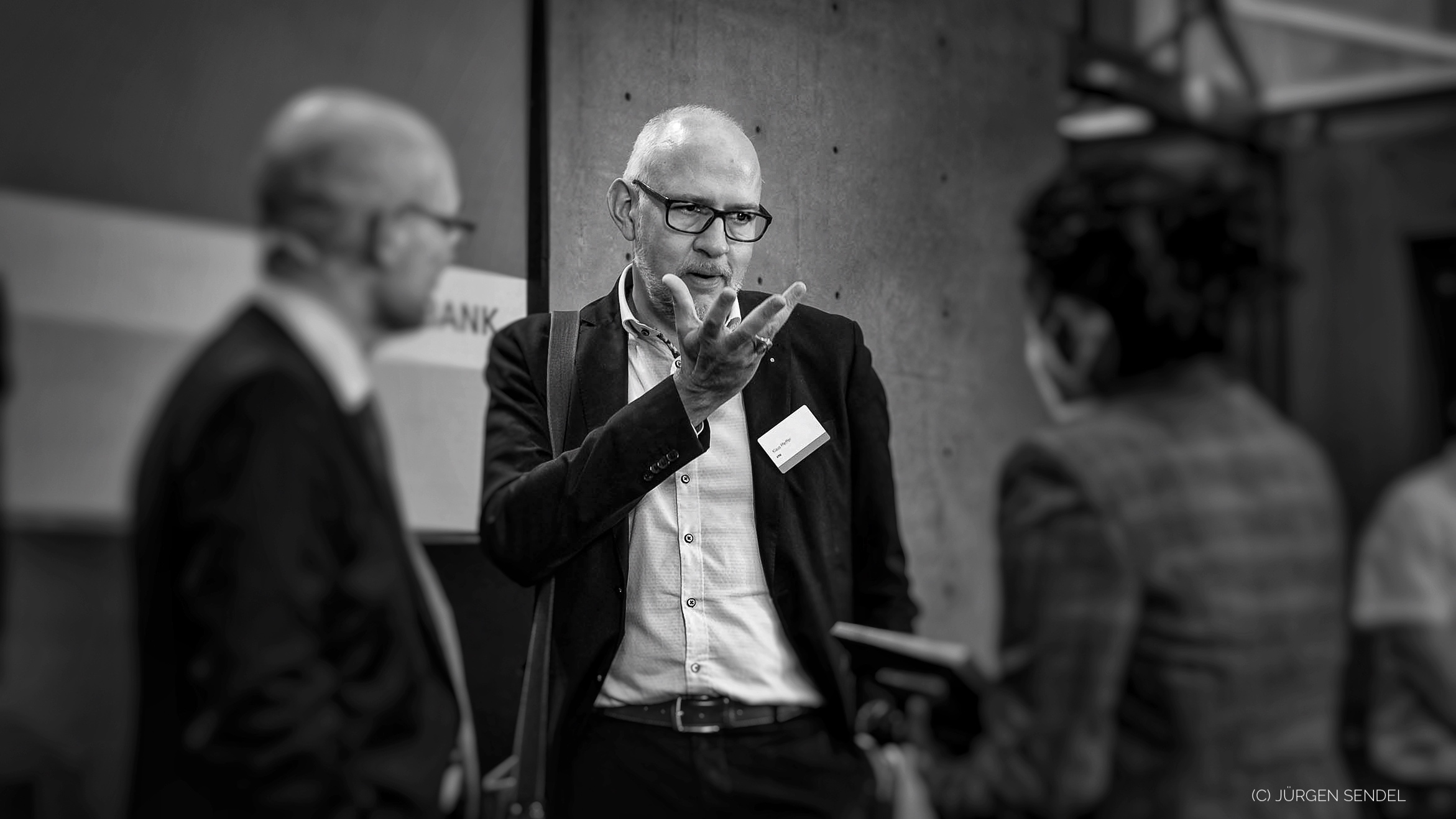 Klaus Pfeiffer in discussion at a professional event